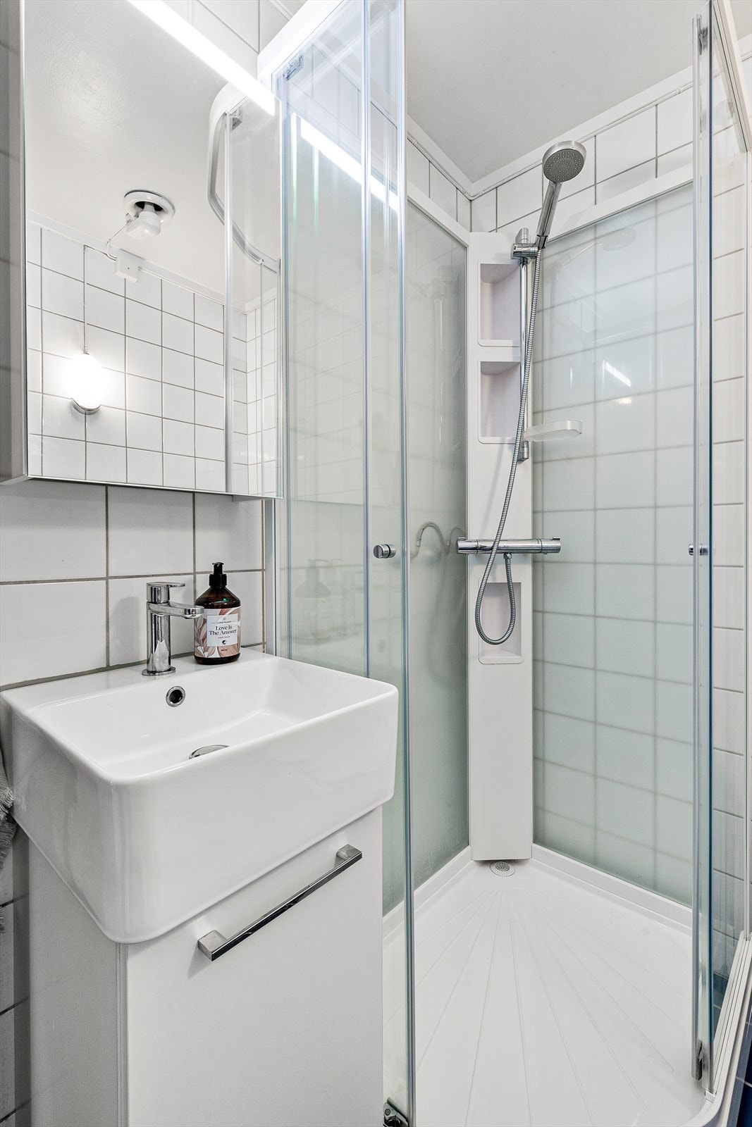 Badet ble oppgradert med nytt dusjkabinett og baderomsmøbler i 2022. Galleribilde