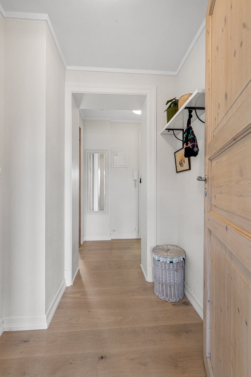 Leiligheten disponerer en kjellerbod på 5 m² og en loftsbod med gulvareal på 3 m². Galleribilde