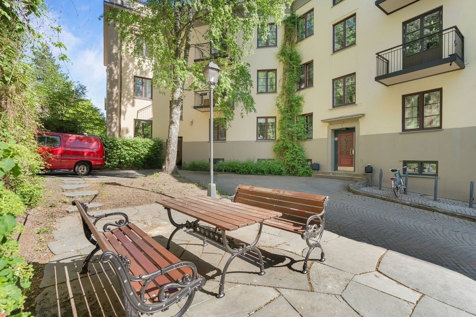 Gangavstand til St. Hanshaugen Senter med bl.a. Rema 1000, blomsterbutikk, frisør og Apotek1. Coop Mega ligger også i umiddelbar nærhet til leiligheten. Galleribilde