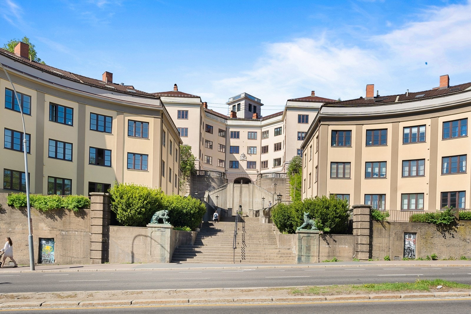 En lys og romslig 2-roms andelsleilighet med sentral beliggenhet på populære Alexander Kiellands plass / St.Hanshaugen Galleribilde