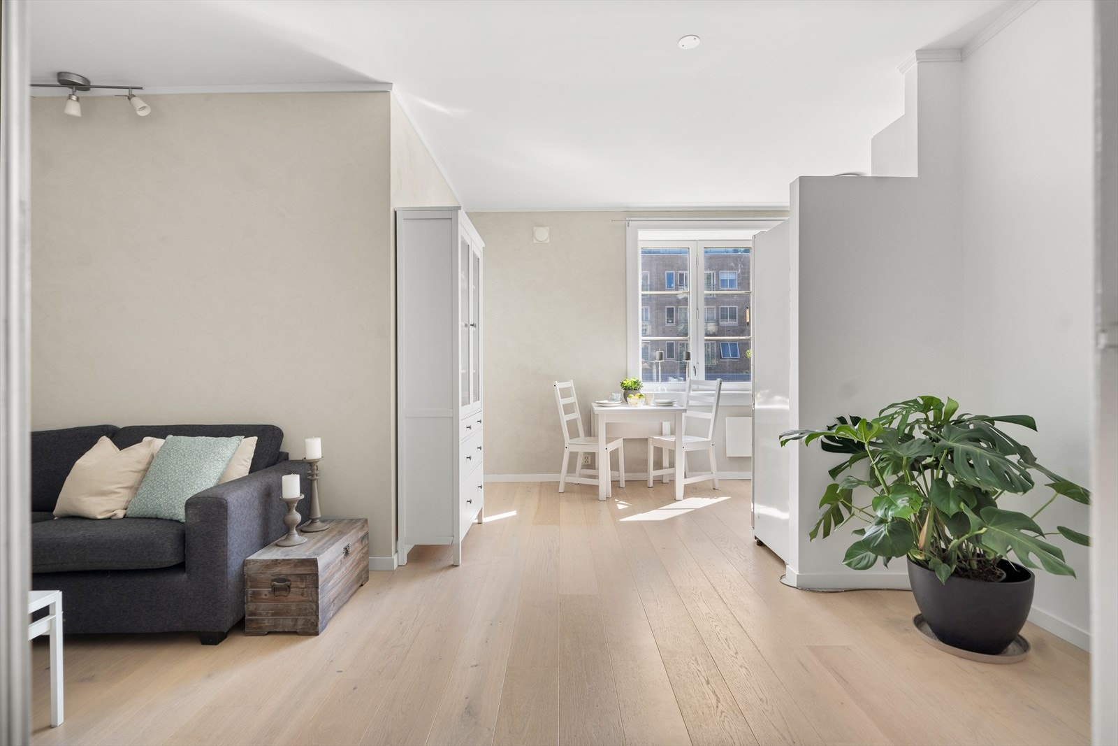Leiligheten har en god planløsning som består av stue, kjøkken, soverom og bad. Galleribilde
