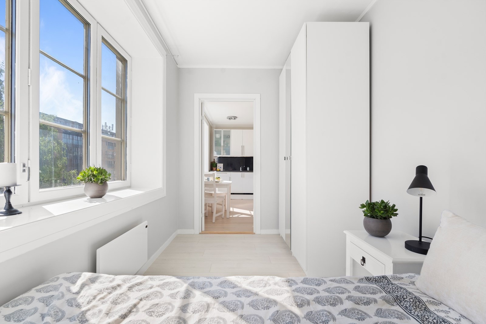Soverommet er lyst og pent, og har store vindusoverflater. Galleribilde