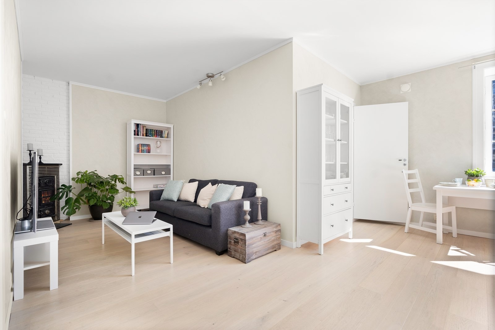 Stuen har plass til både en sofagruppe med tilhørende mediemøblement, samt spiseplass, og har pent 1-stavs parkettgulv og malte vegger. Galleribilde