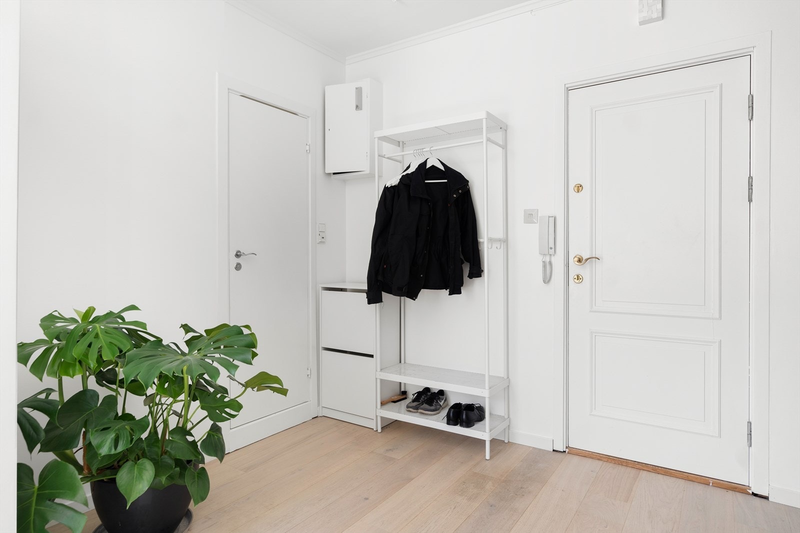 Vel inne har du god plass til skap o.l til oppbevaring av yttertøy og sko. Galleribilde