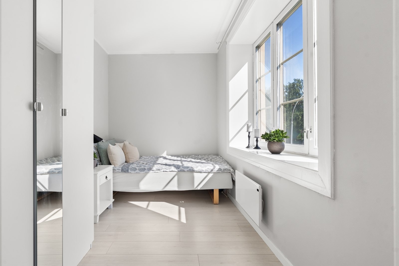 I gulvet er det laminat, og veggoverflatene er slette, gråmalte. Galleribilde