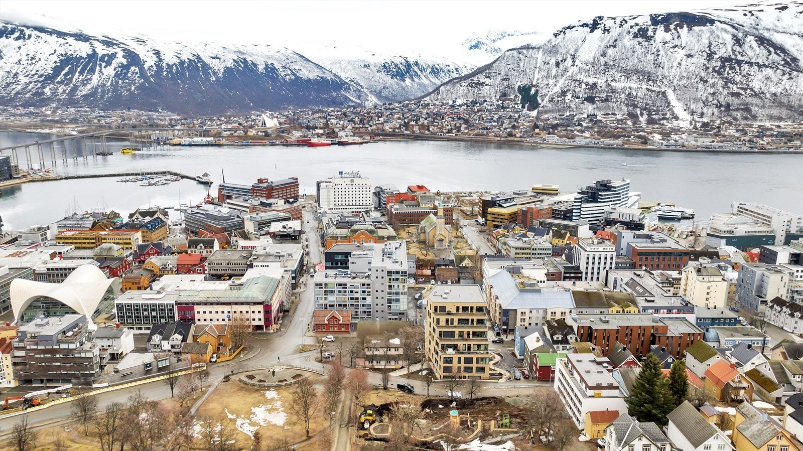 Kort vei til bussholdeplass, med svært gode bussforbindelser og hyppige avganger. Galleribilde