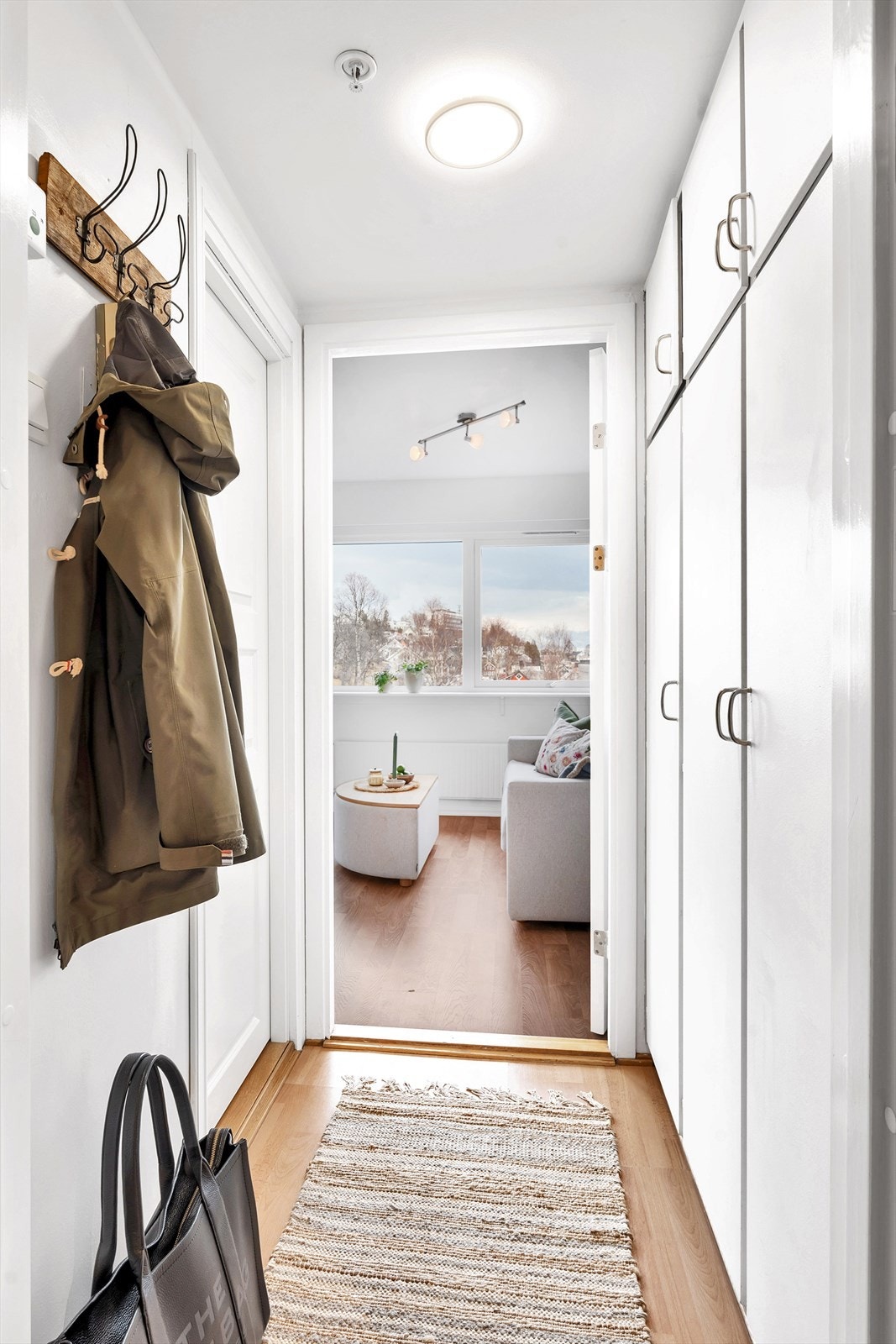 Entré med oppbevaringsplass i garderobe. Galleribilde