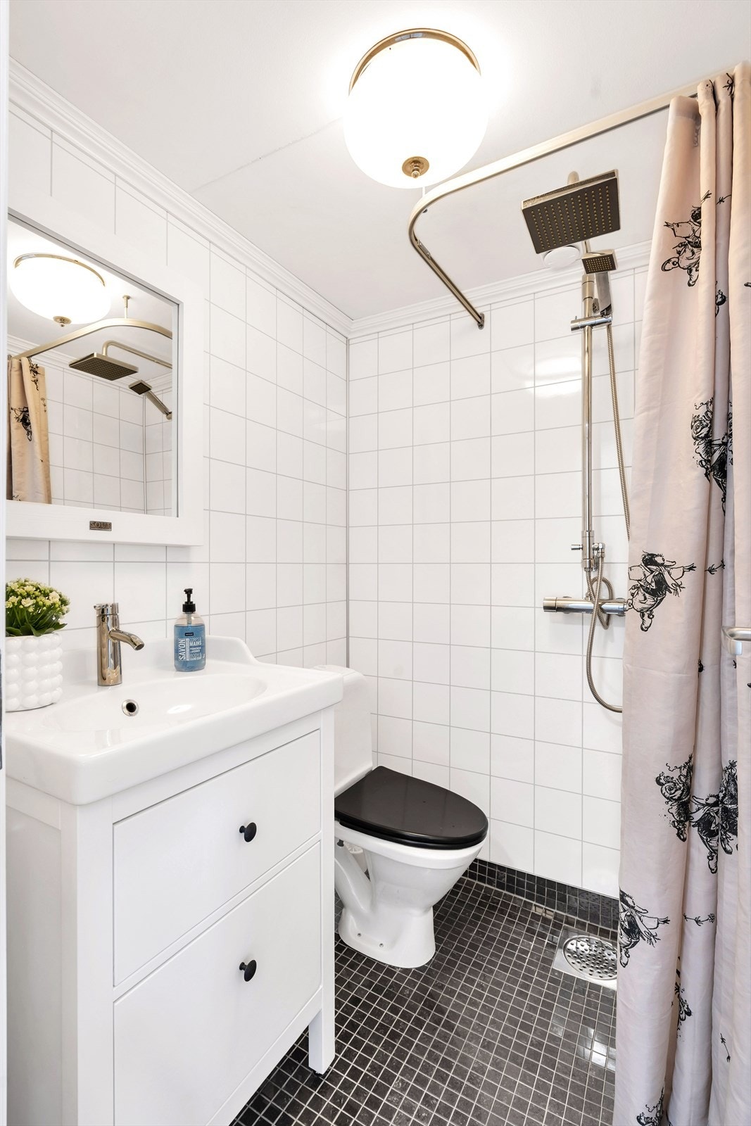 Flislagt bad med dusjnisje. Galleribilde