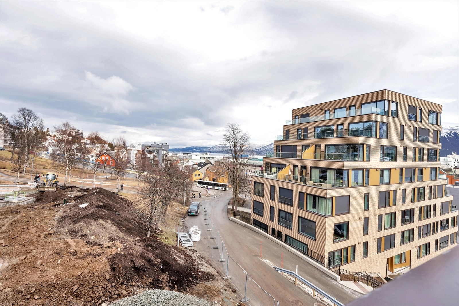 Utsikt over sentrum, Tromsøysundet og fastlandet. Galleribilde