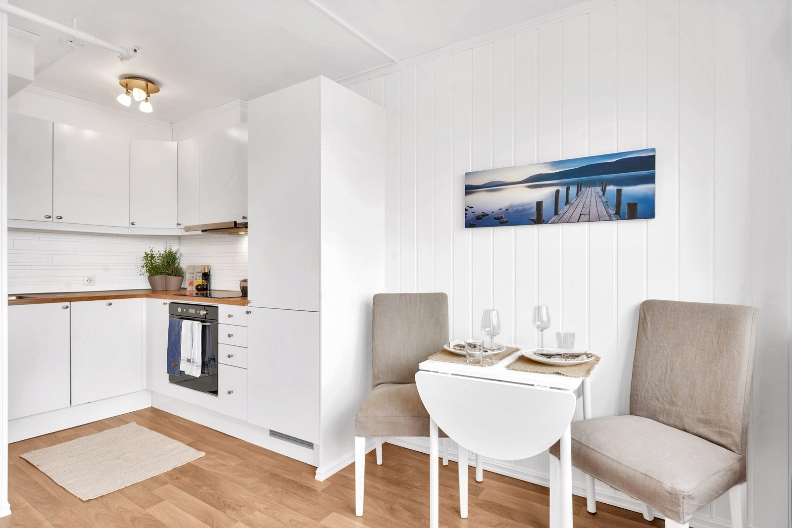 Plass til spisebord foran kjøkkenet. Galleribilde