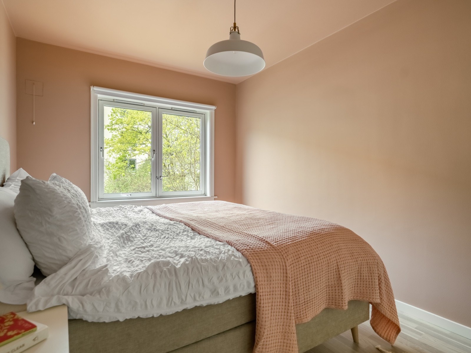 Soverommet vender mot frodige og skjermede grøntområder. Galleribilde