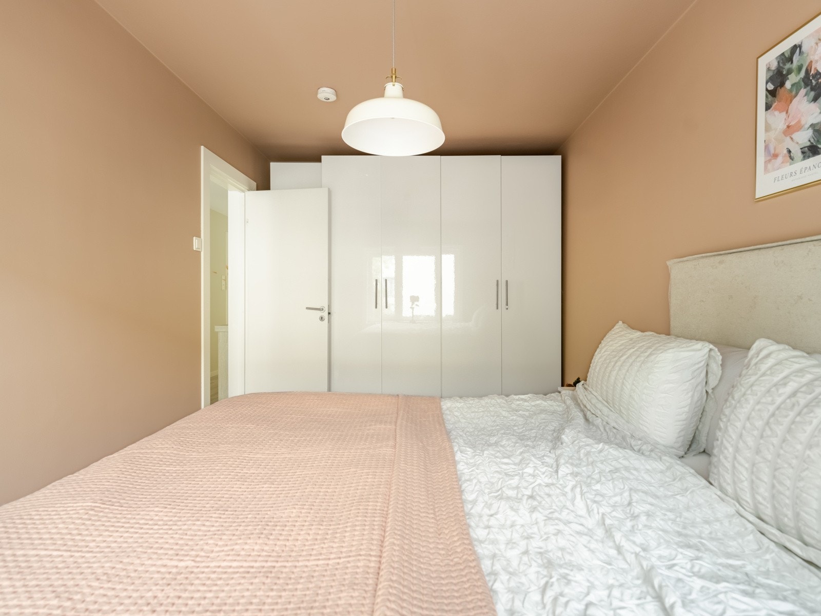 Den praktiske garderoben medfølger leiligheten ved salget. Galleribilde