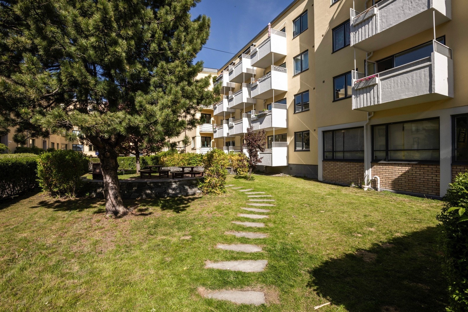 Grønne og frodige omgivelser omkranser leiligheten på begge sider. Galleribilde