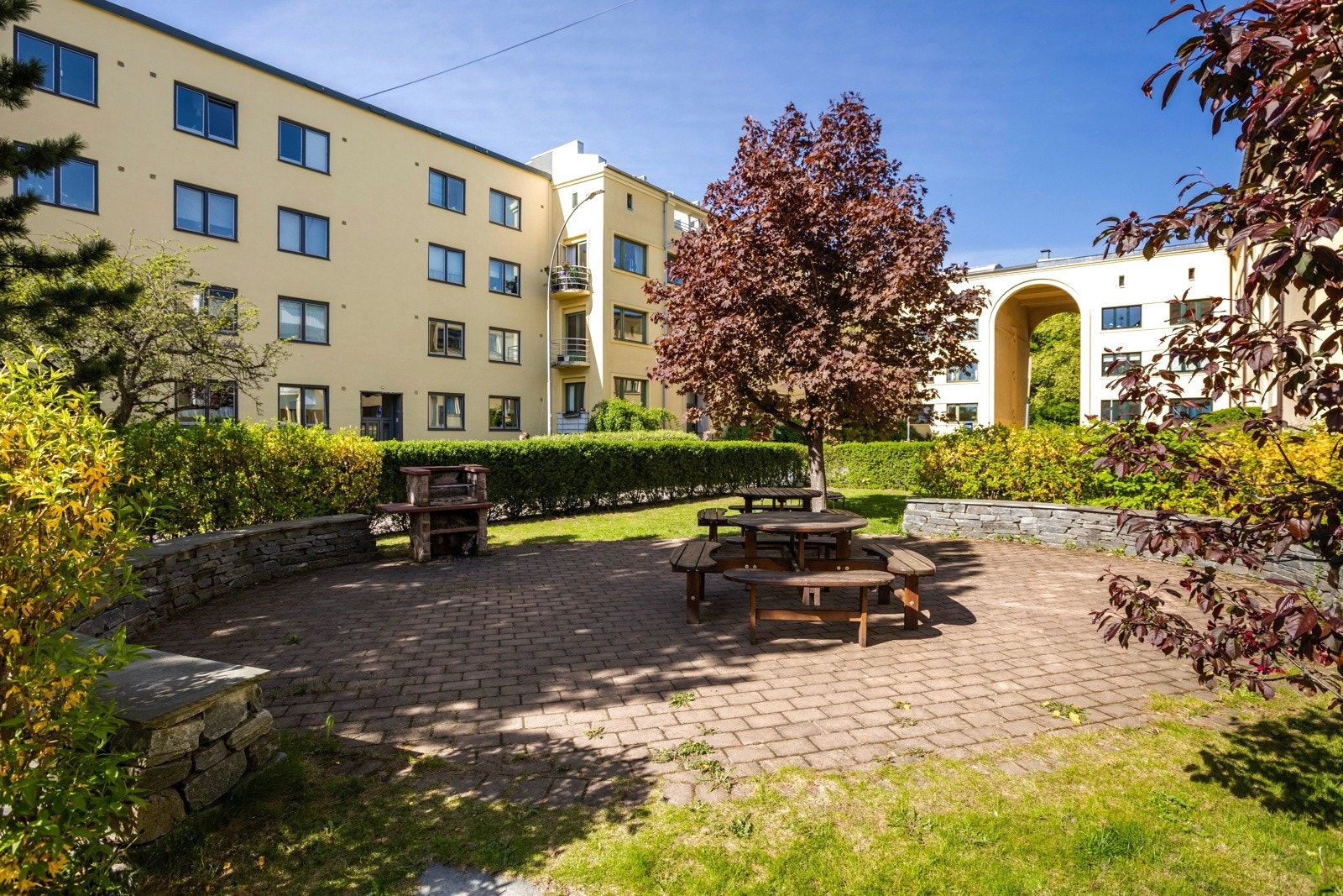 Her er det gressplen, lekeapparater og hyggelige sittegrupper. Galleribilde