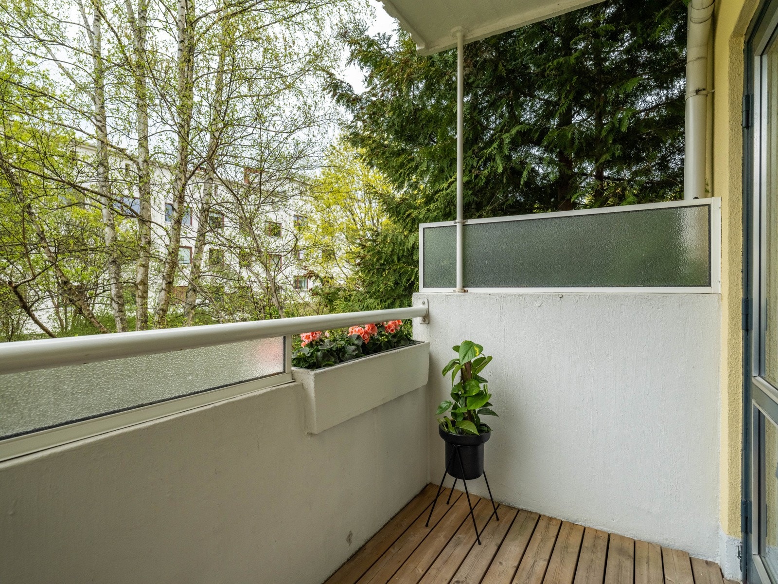 Balkongen vender mot grønne og pent opparbeidede fellesområder. Galleribilde