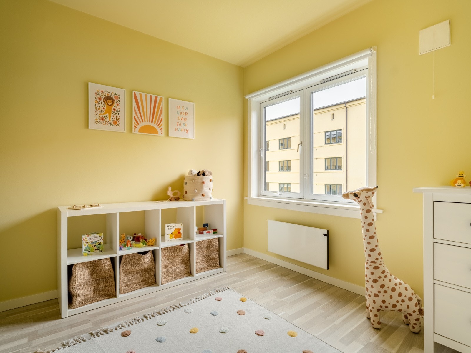 Rommet vender mot frodige og skjermede grøntområder. Galleribilde