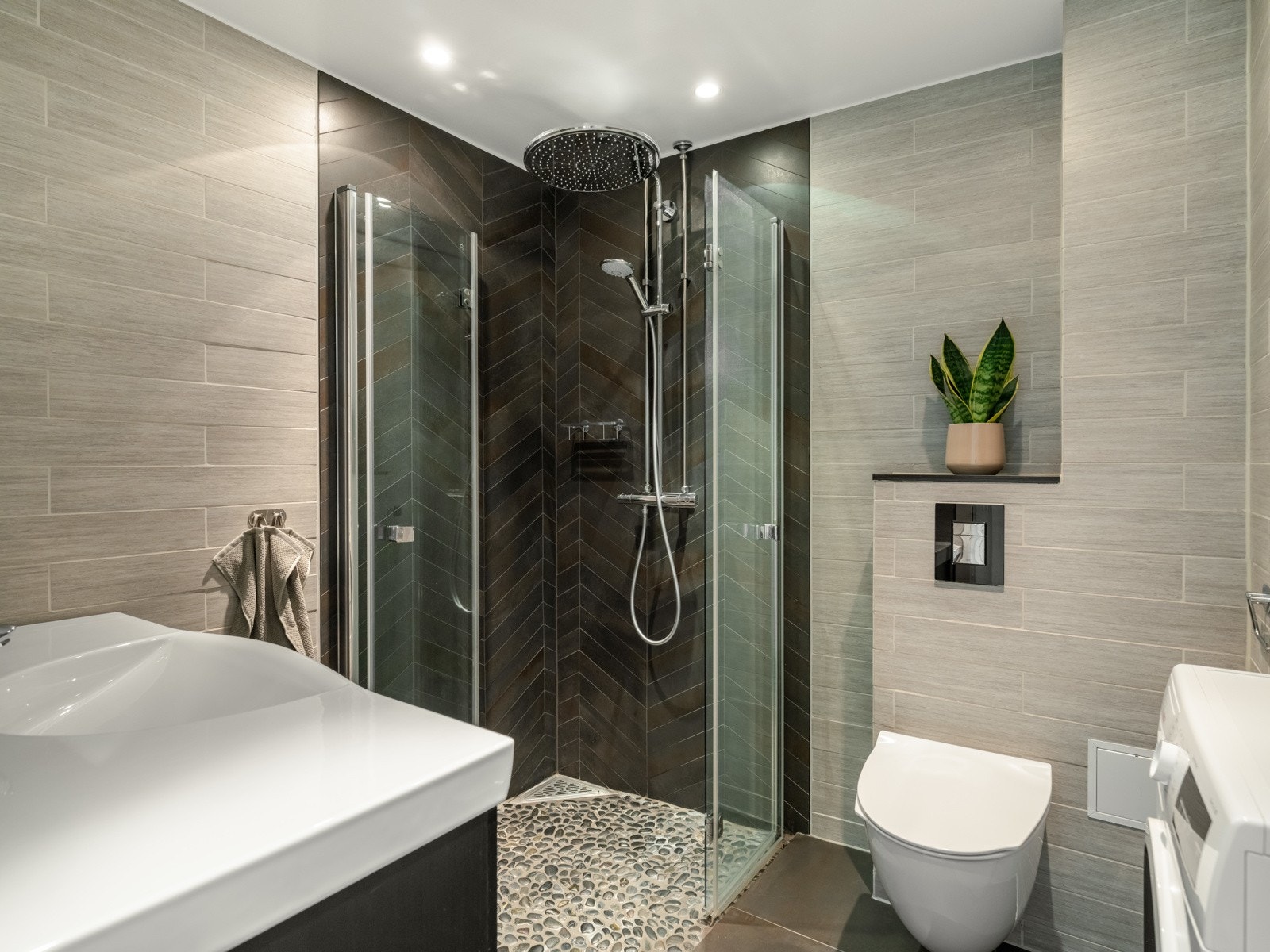 Fra entreen er det inngang til badet som ble pusset opp i 2012. Dusjhjørne, gulv og tak ble oppgradert i 2022. Galleribilde