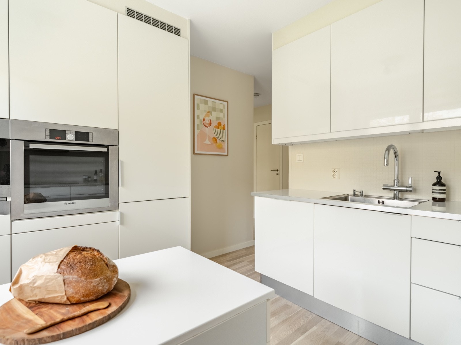 Fra kjøkkenet går vi videre gjennom gangen og inn på det andre soverommet. Galleribilde