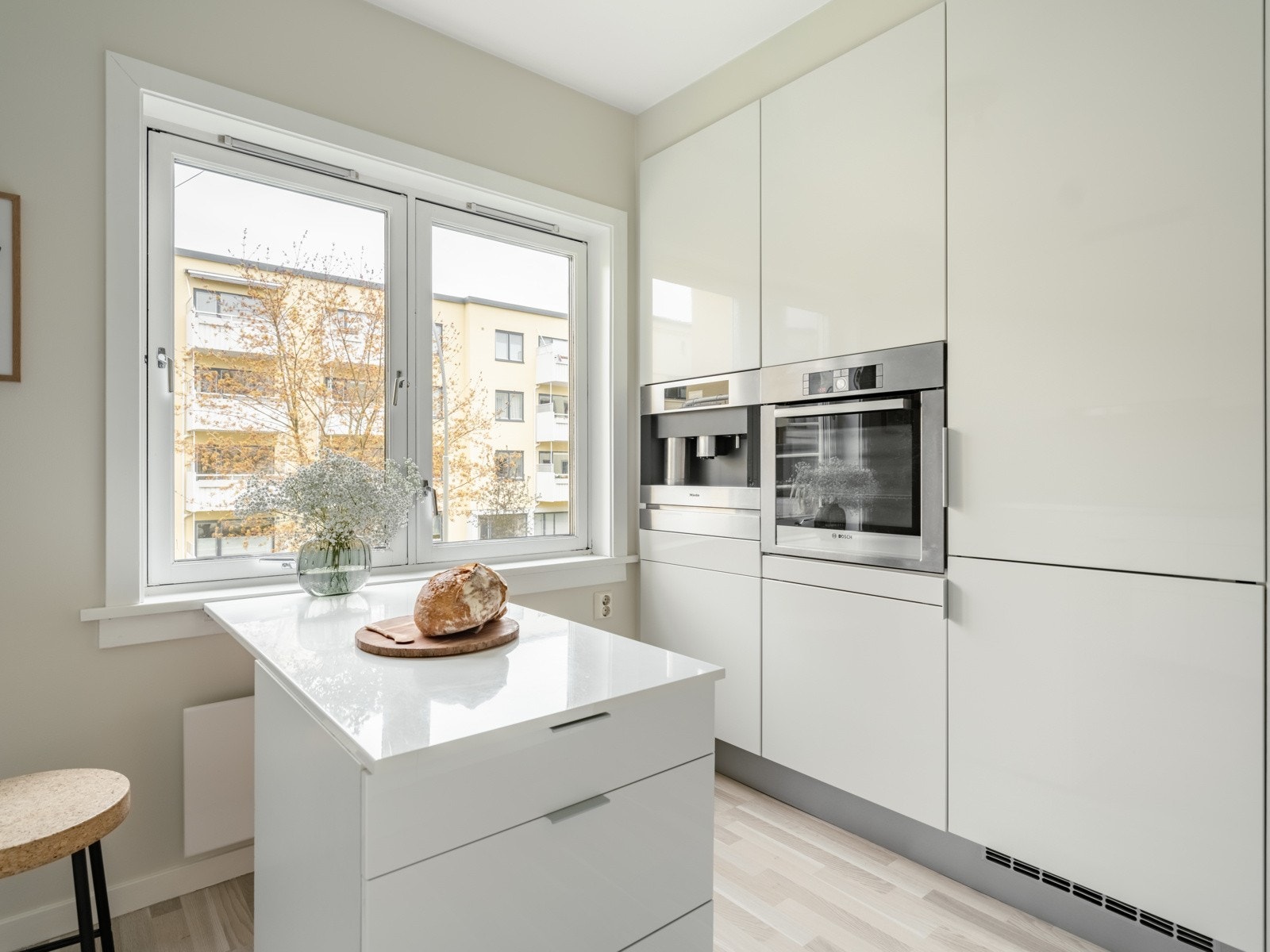 Den praktiske kjøkkenøya midt i rommet gir ekstra oppbevaringsplass, samtidig som den er et fint sted å ta en morgenkaffe. Galleribilde