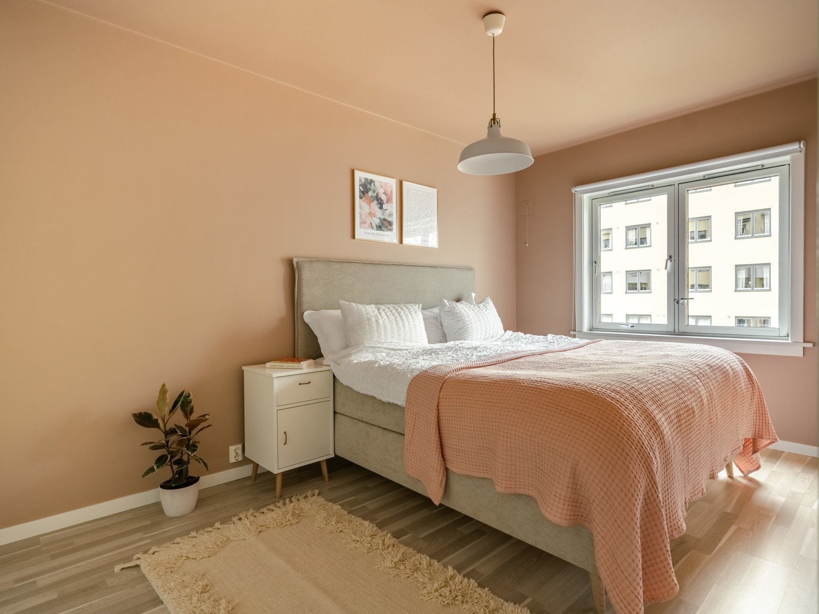 Dette er et stort og deilig soverom med god plass til dobbeltseng og tilhørende nattbord. Galleribilde