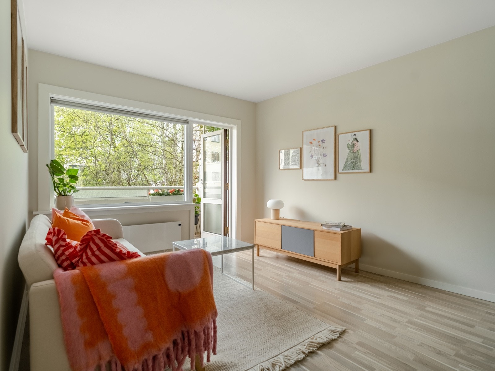 Den vestvendte stuen har store vindusflater som slipper inn godt med dagslys. Galleribilde