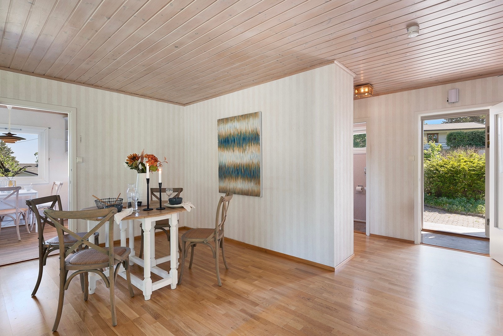 Det er et eget wc rom ute i gangen og et vaskerom videre inn. Galleribilde