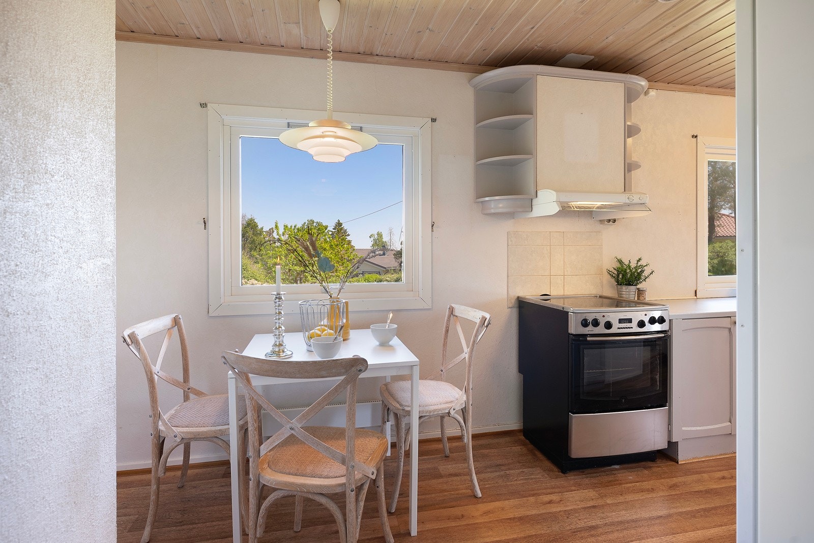 Flott kjøkken med spiseplass og utsikt til hagen Galleribilde