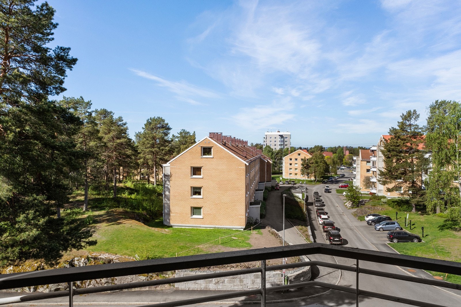 Syd-vestvendt balkong med utsikt mot nærområdet Galleribilde