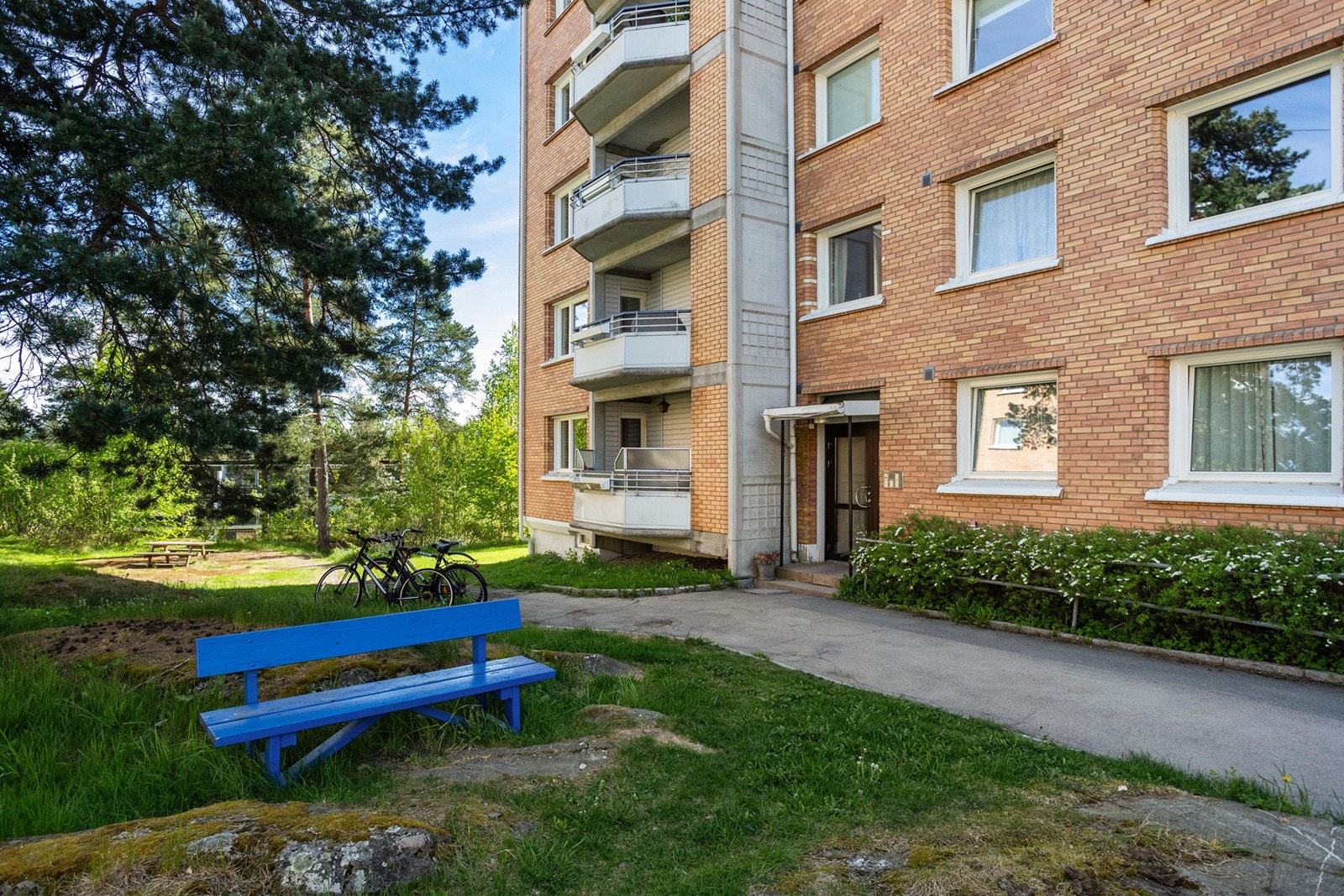 Asfalterte gangveier og grønne områder rundt blokken Galleribilde