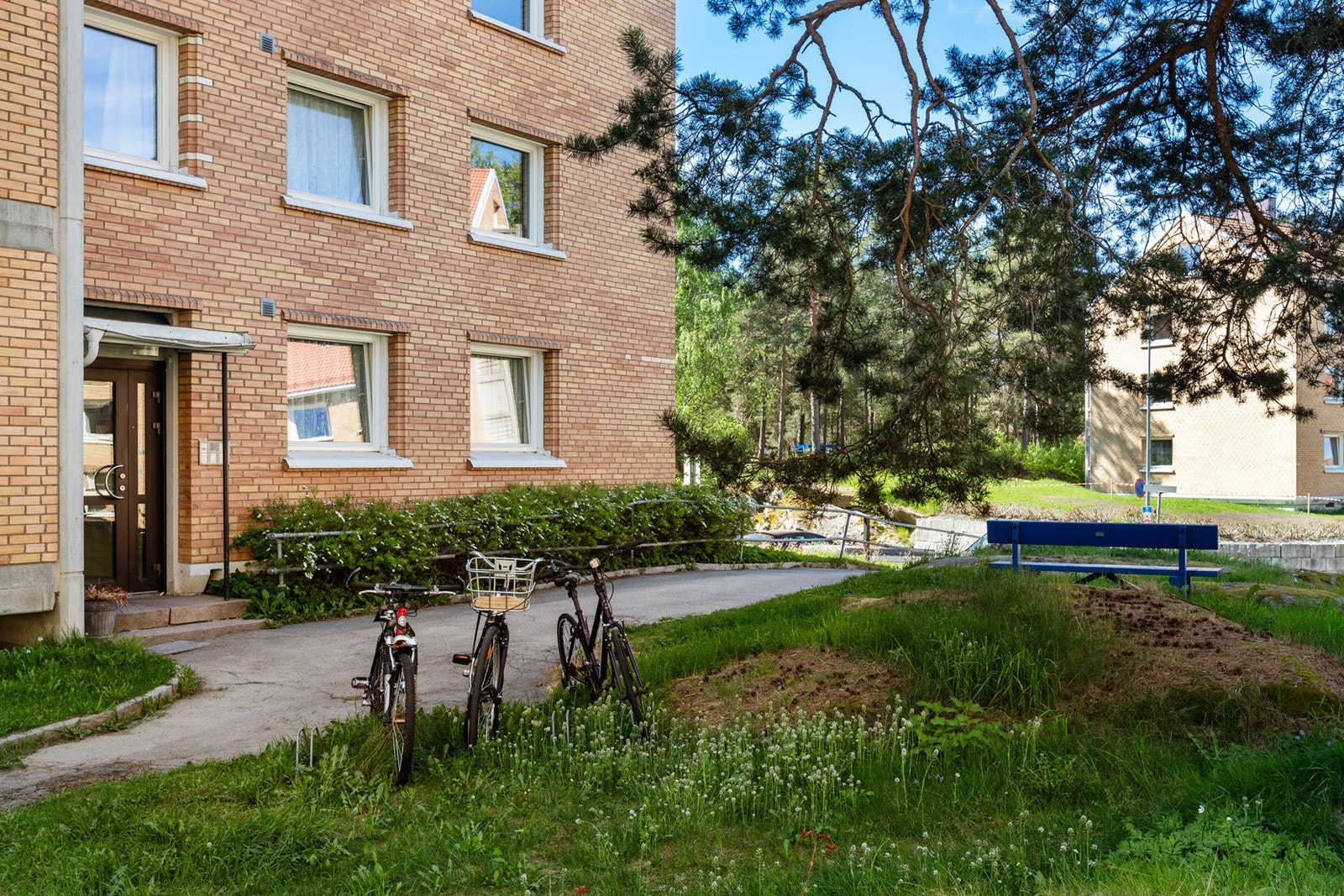 Velkommen til Steinspranget 46, en 3-roms med romslig syd-vestvendt balkong! Galleribilde