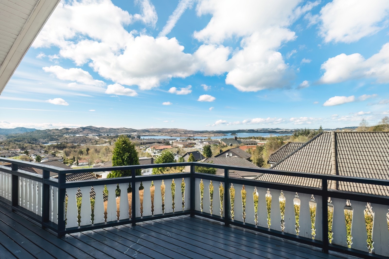 Praktfull, vestvendt utsikt fra terrassen mot Aksdalsvannet Galleribilde