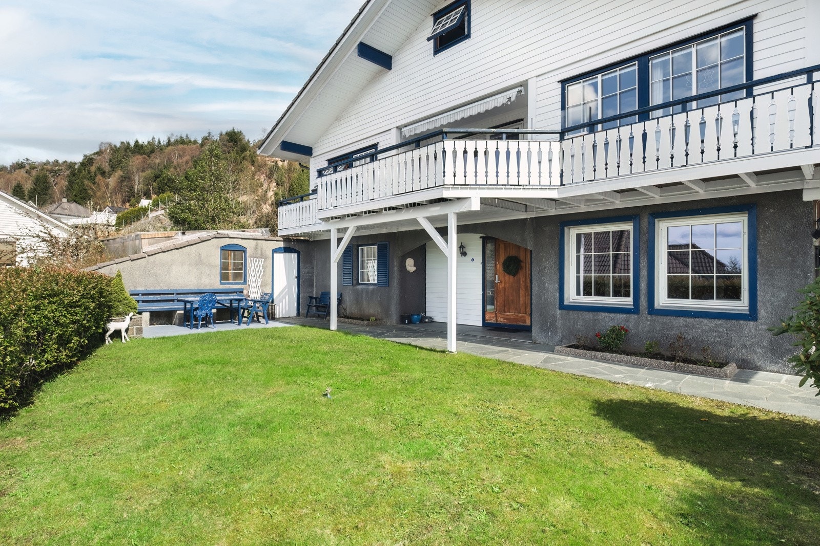 Pent opparbeidet tomt med lettstelt plen som byr på lek og morro Galleribilde