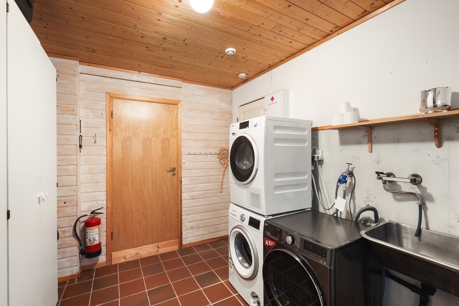 Praktisk vaskerom i underetasjen Galleribilde