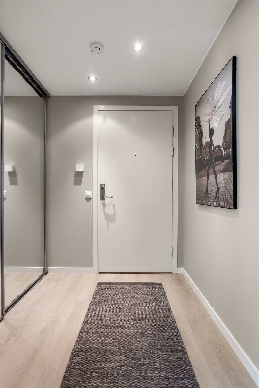 Entré med stor skyvedørsgarderobe med speilfronter. Galleribilde