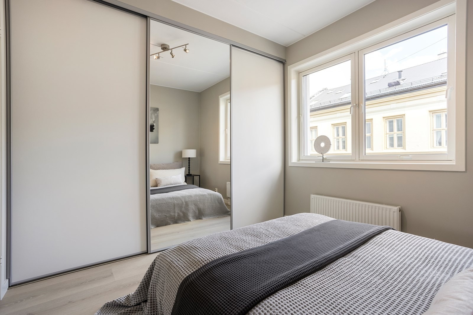 Stor skyvedørsgarderobe som dekker en hel vegg på hovedsoverom. Galleribilde