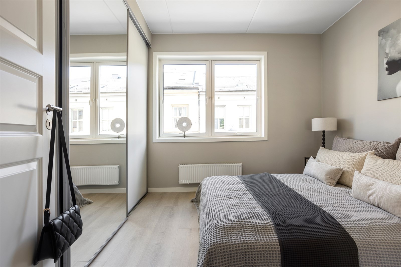 Stort og lyst hovedsoverom. Galleribilde