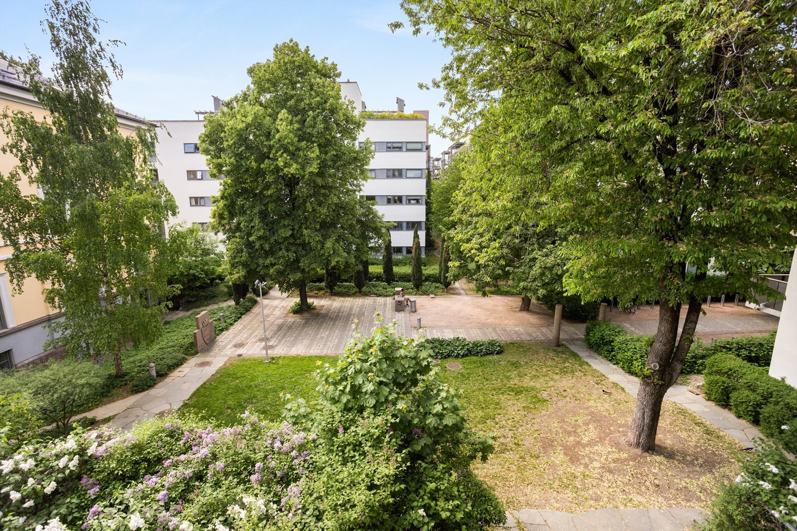 Frodig og pent utsyn fra balkong mot fellesareal. Galleribilde