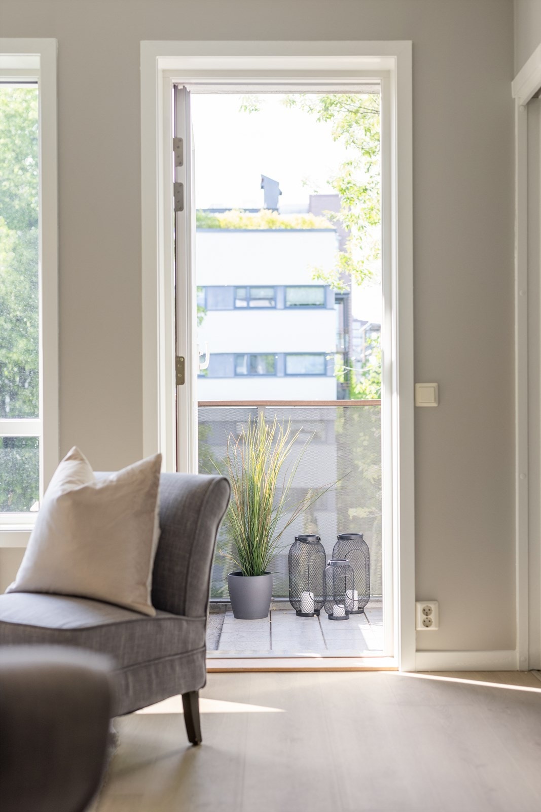 Utgang til sydvestvendt balkong fra stue. Galleribilde