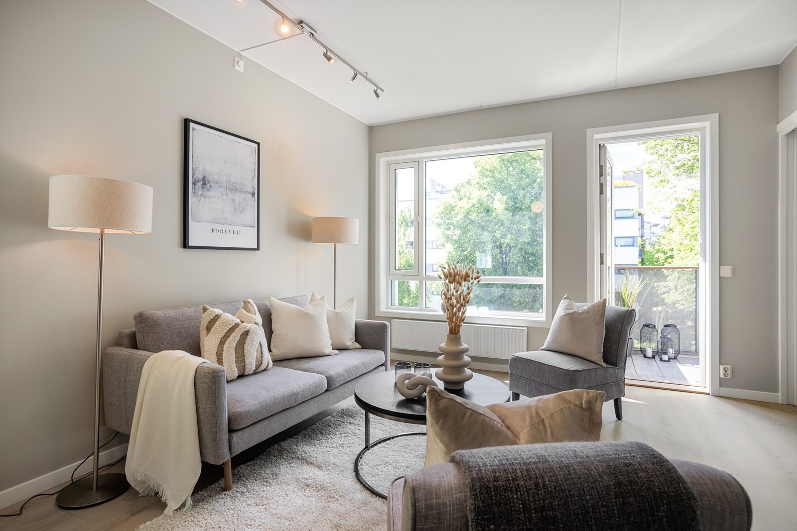 Stue i åpen løsning mot kjøkken med god plass til sofa/medie-møbler samt spisestue. Galleribilde