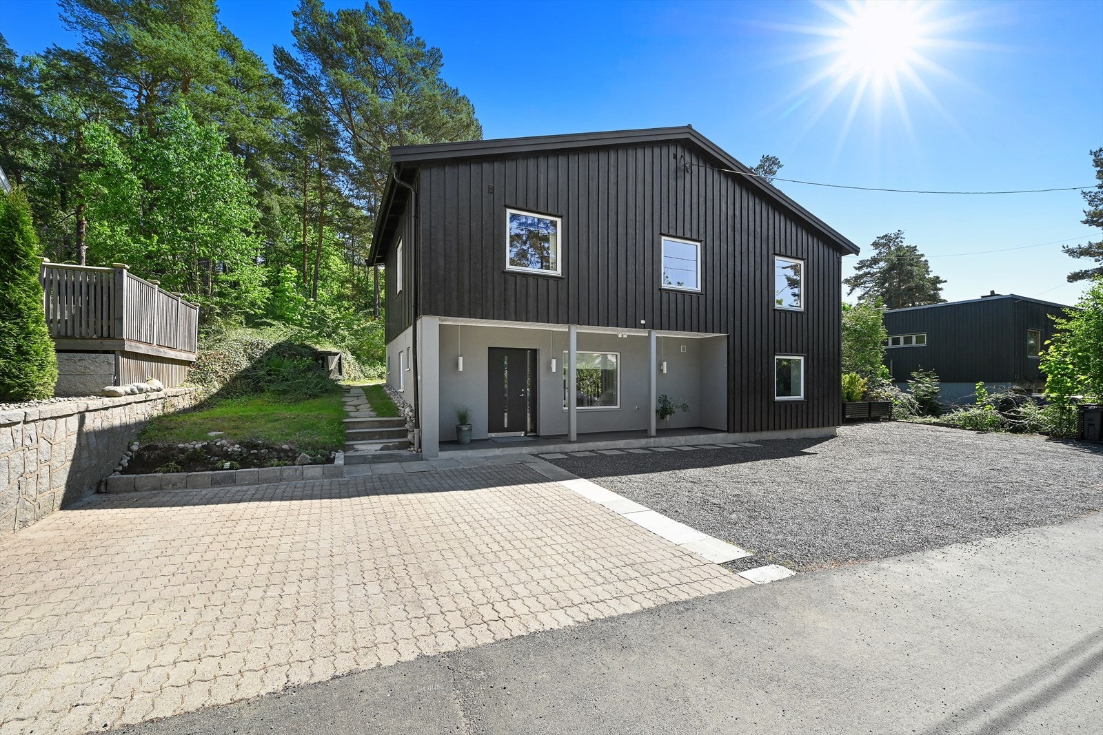 Fra forsiden er det en sti til den skjermede hagen. Utleiedelen har egen inngang, som ligger rundt hjørnet Galleribilde