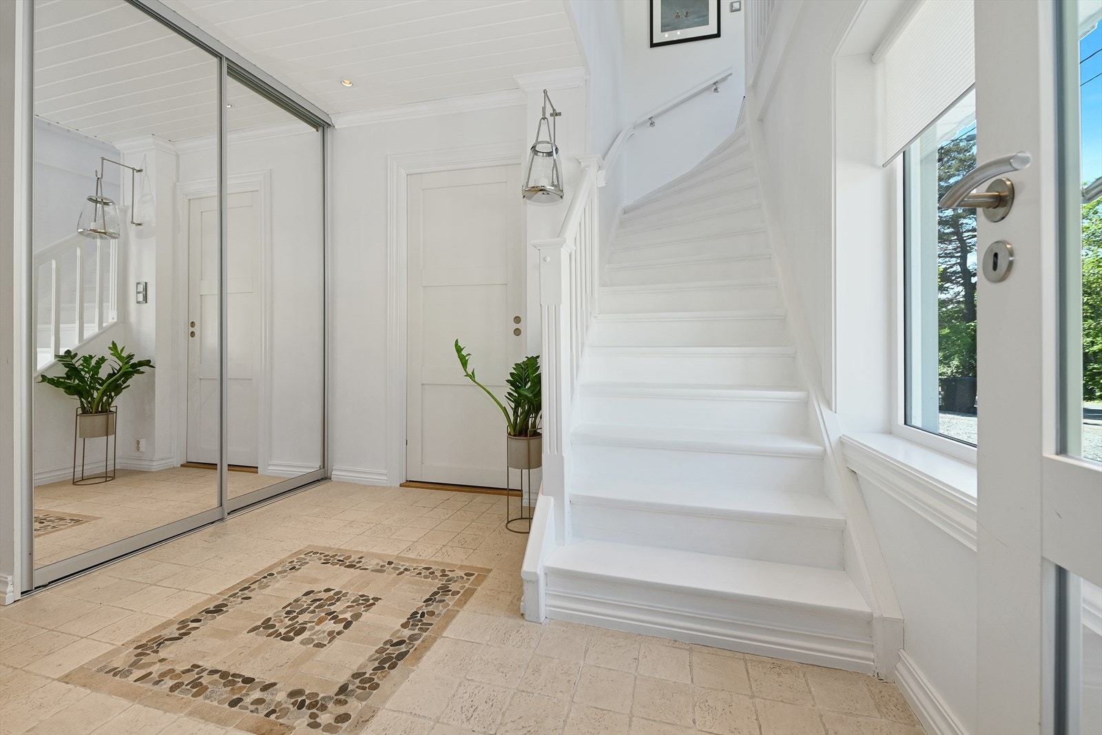 Velkommen inn! Tilgang til utleiedelen er gjennom en dør under trappen Galleribilde