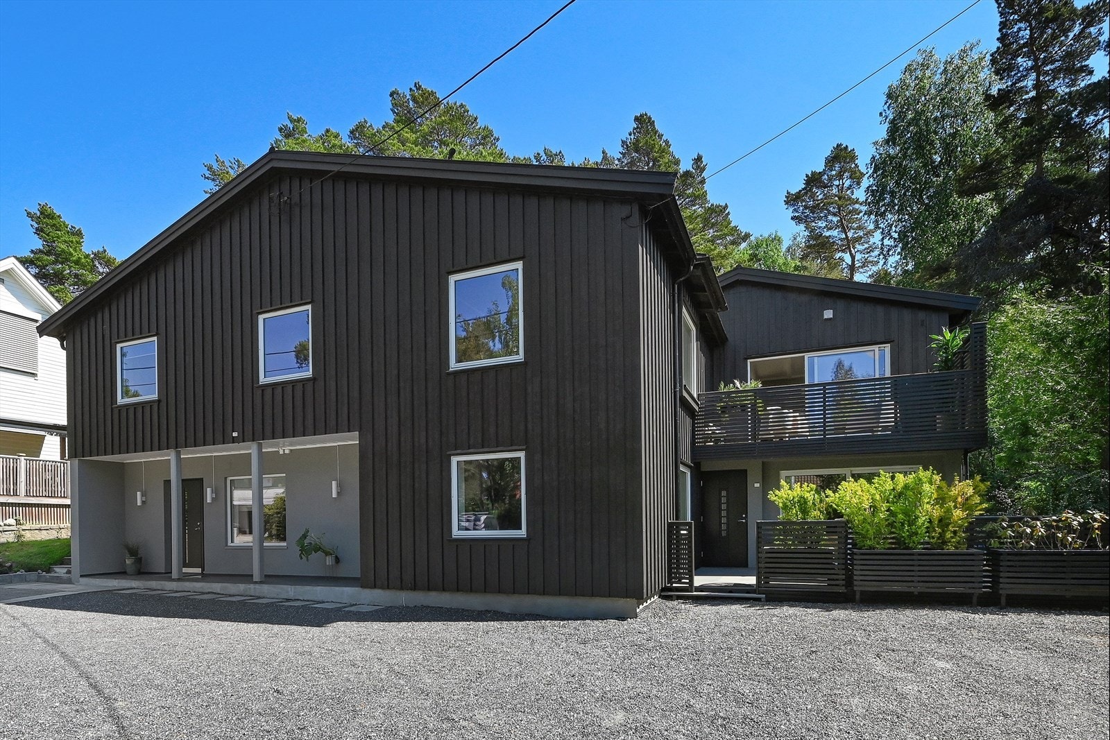 Boligen har en sentrumsnær beliggenhet, og har en romslig gårdsplass Galleribilde