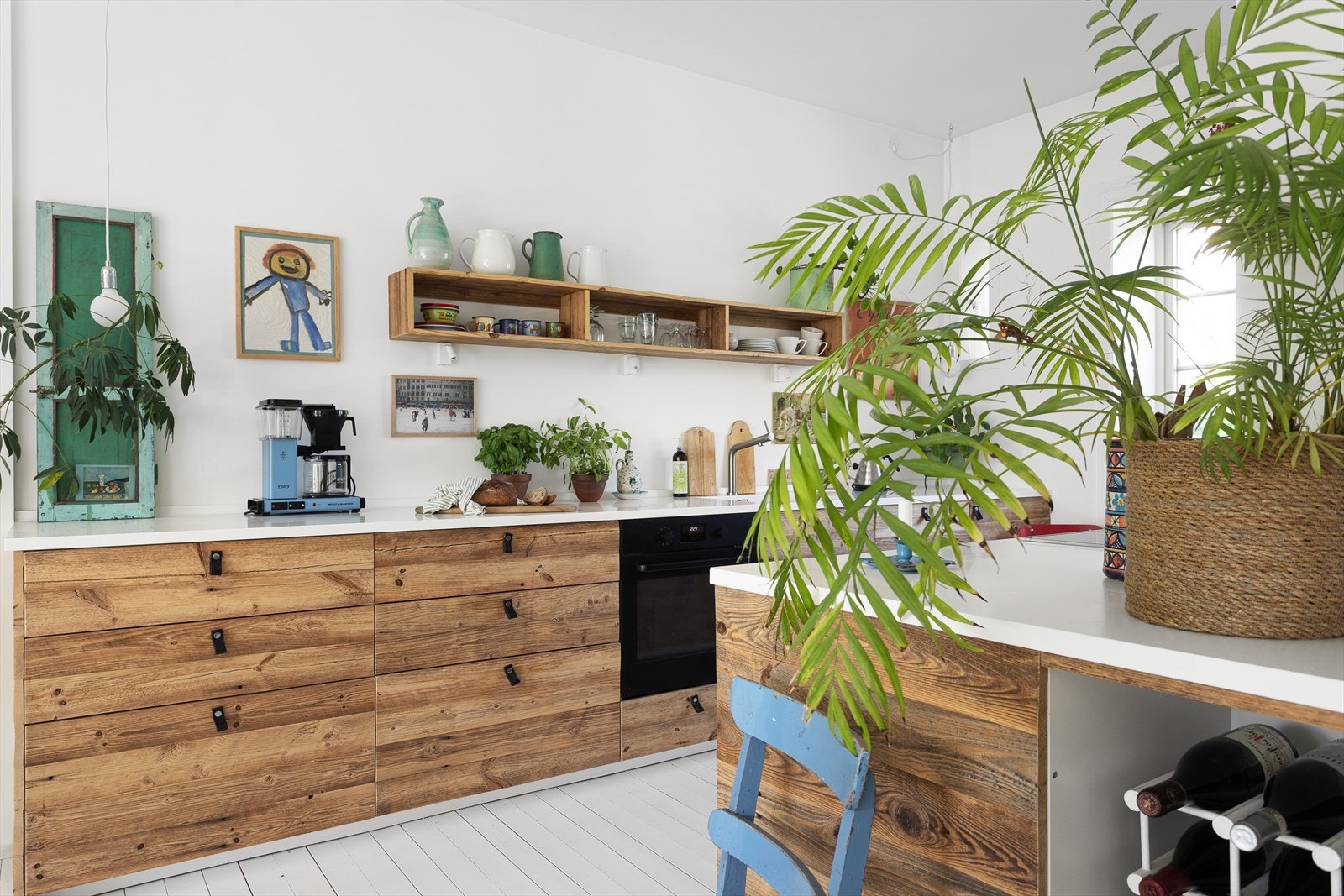 Kjøkkenet var nytt i 2020 med fronter fra Drivved AS. Benkeskapene er fra IKEA. Galleribilde