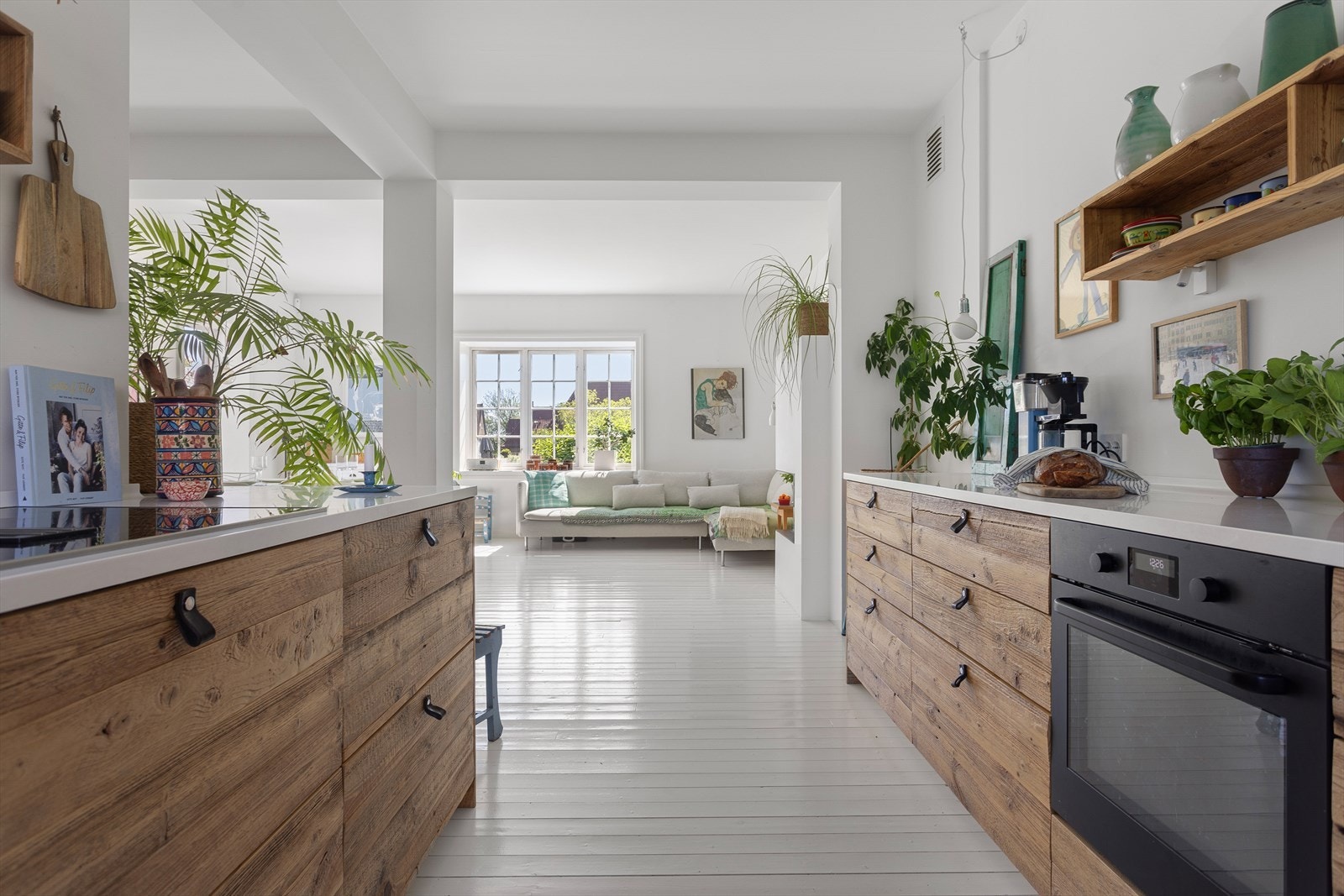 Stuen har flere møbleringsmuligheter med god plass til både sofaseksjon og spisebord. Galleribilde