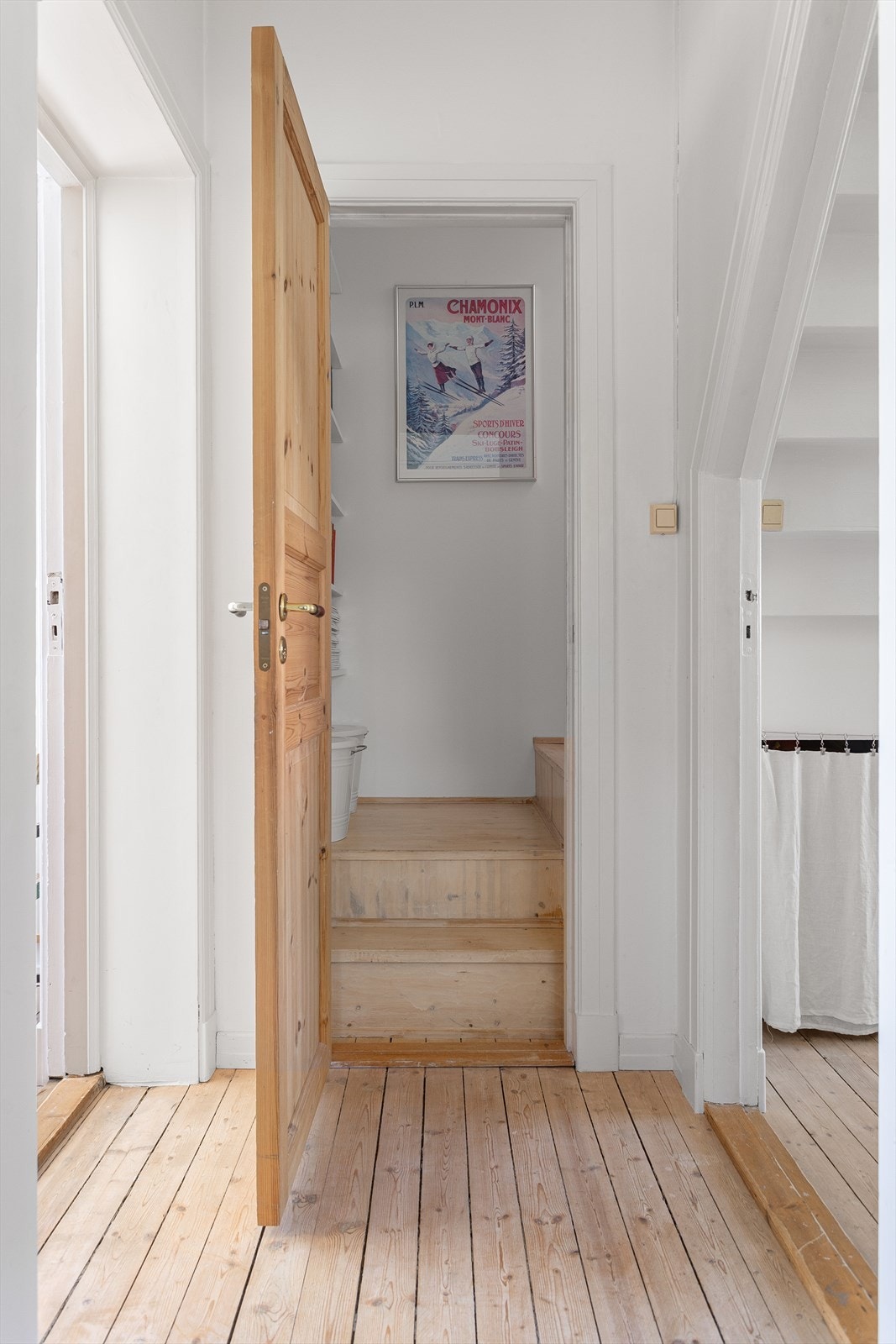 Fra mellomgangen i 2. etasje er dør og trapp opp til loftsetasjen. Galleribilde