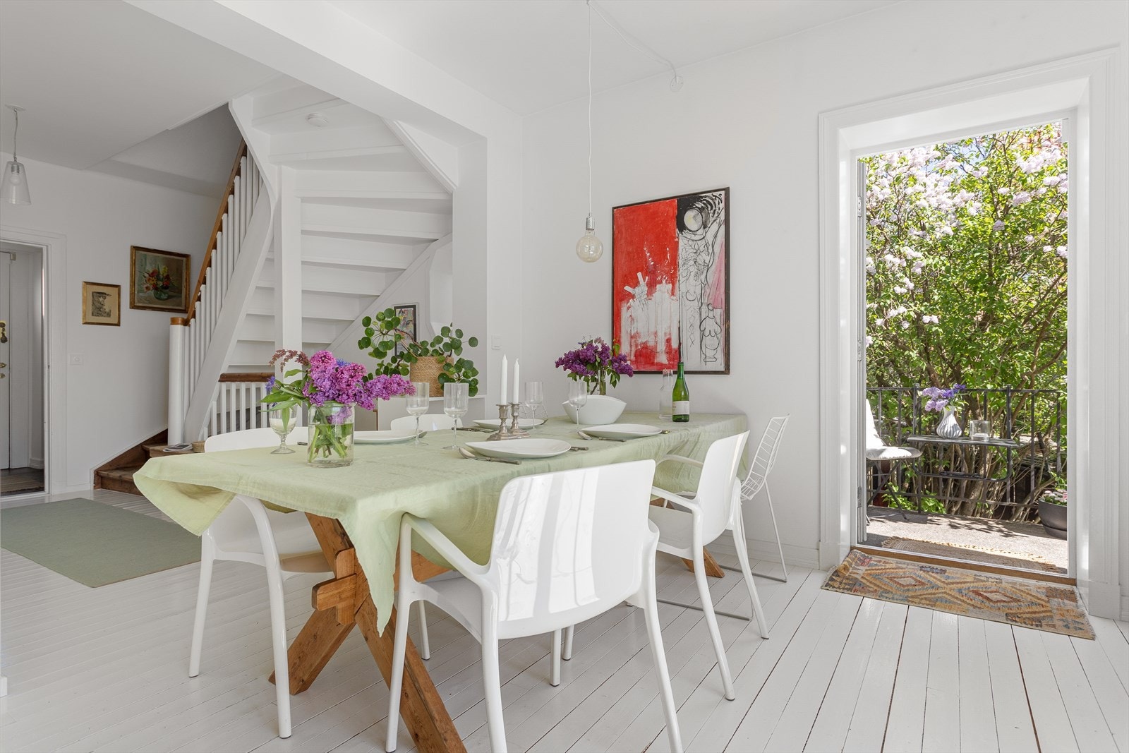 God plass til et bord som er 2,20 langt og mange gjester. Galleribilde