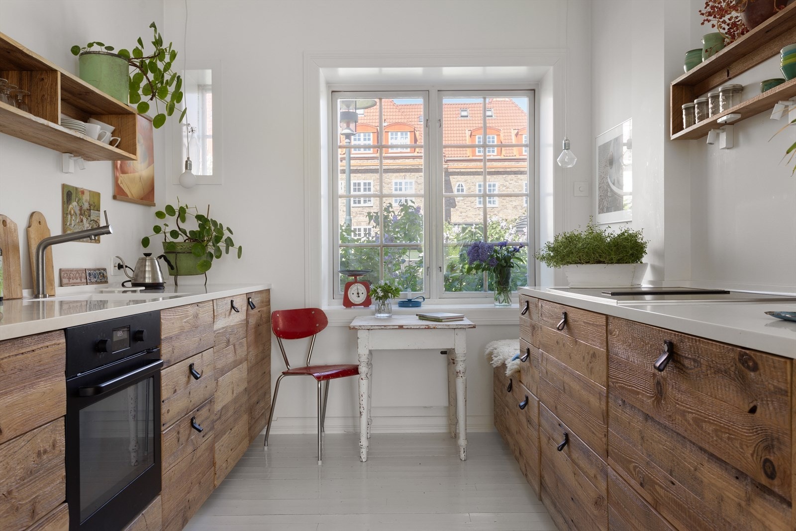 Kjøkkenet har Corian benkeplate med integrert Corian kum, integrert komfyr fra Miele og kullfilter vifte i induksjon platetopp. Videre er det oppvaskmaskin og to kjøleskuffer fra Norcool, samt benkekjøleskap. Galleribilde
