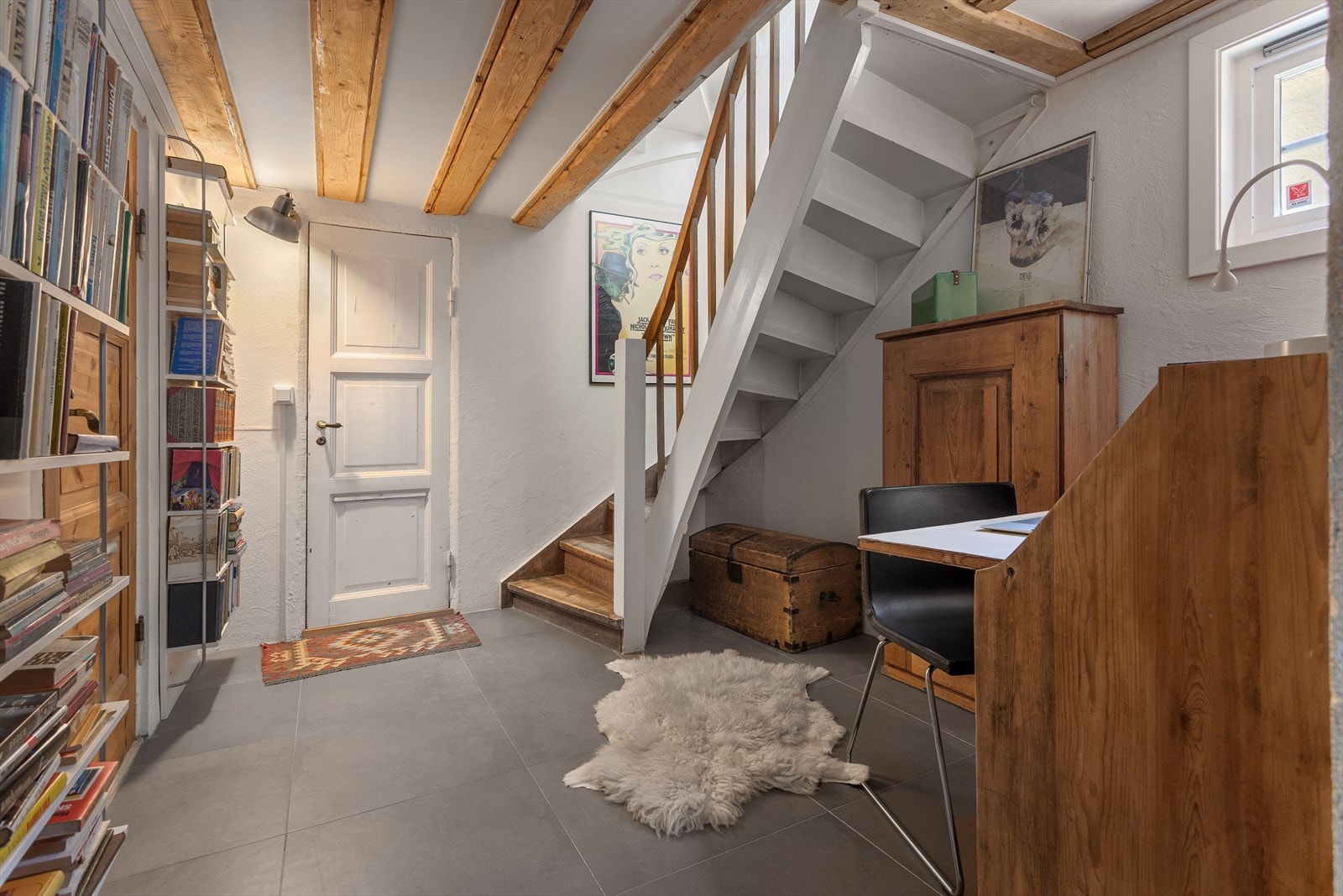 Den samme originale trappen fører oss ned til boligens underetasje. Galleribilde