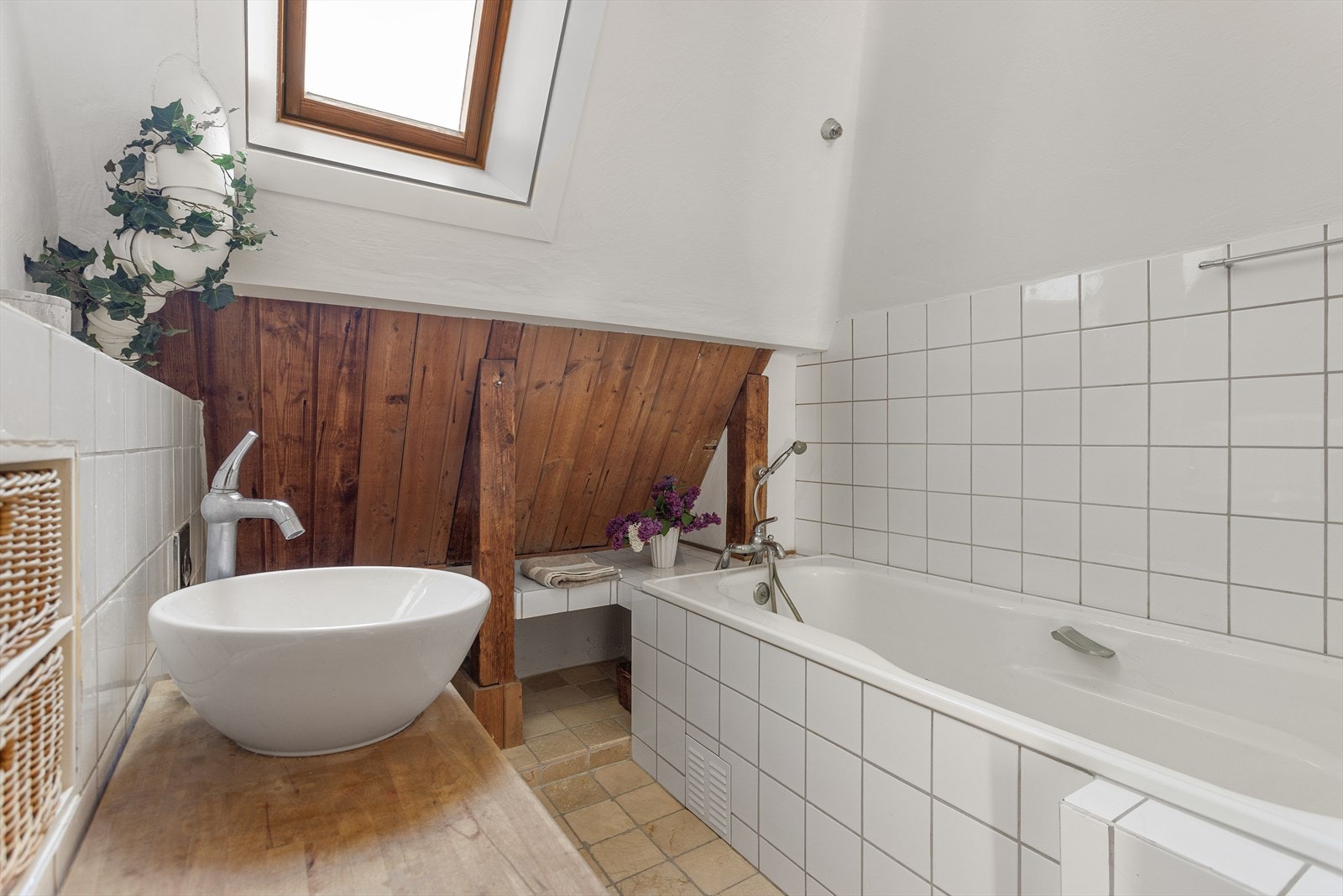 Badet er fra ca. 2004, og er utstyrt med vegghengt wc, skål servant og dusj i innmurt badekar. Galleribilde