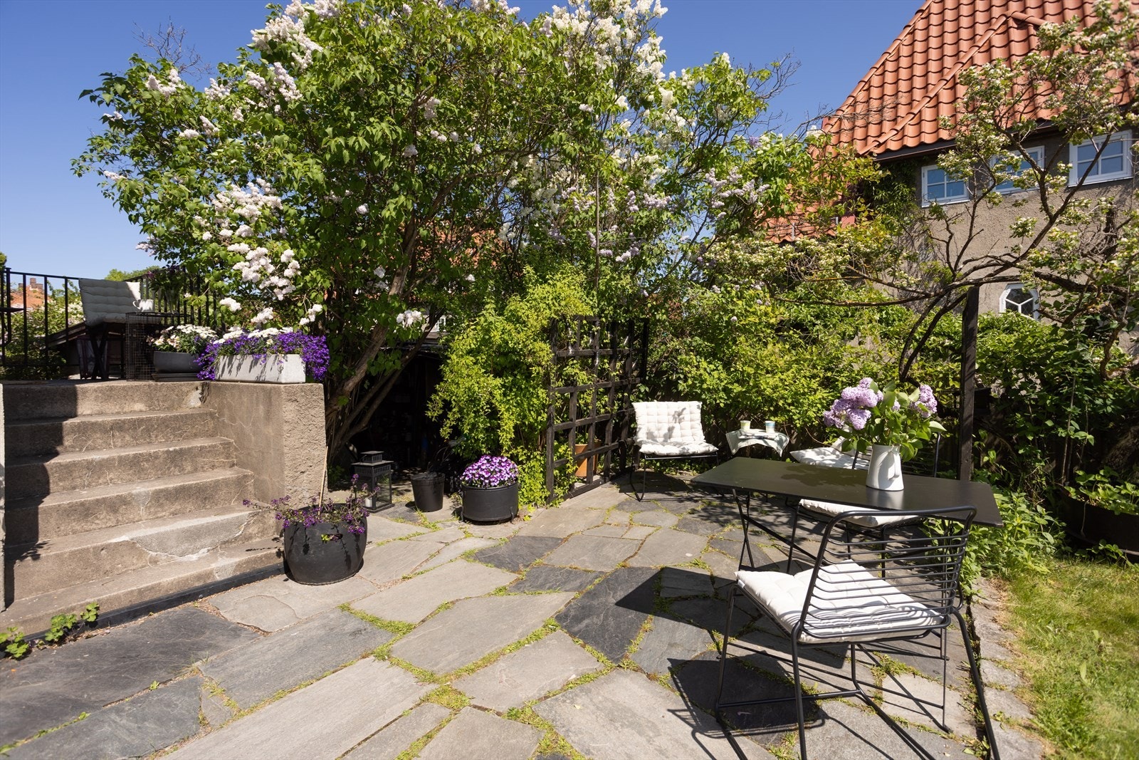 I hagen kan du oppholde deg mange forskjellige steder ut fra ønske om sol, skygge, stillhet eller sosialt samvær. Galleribilde